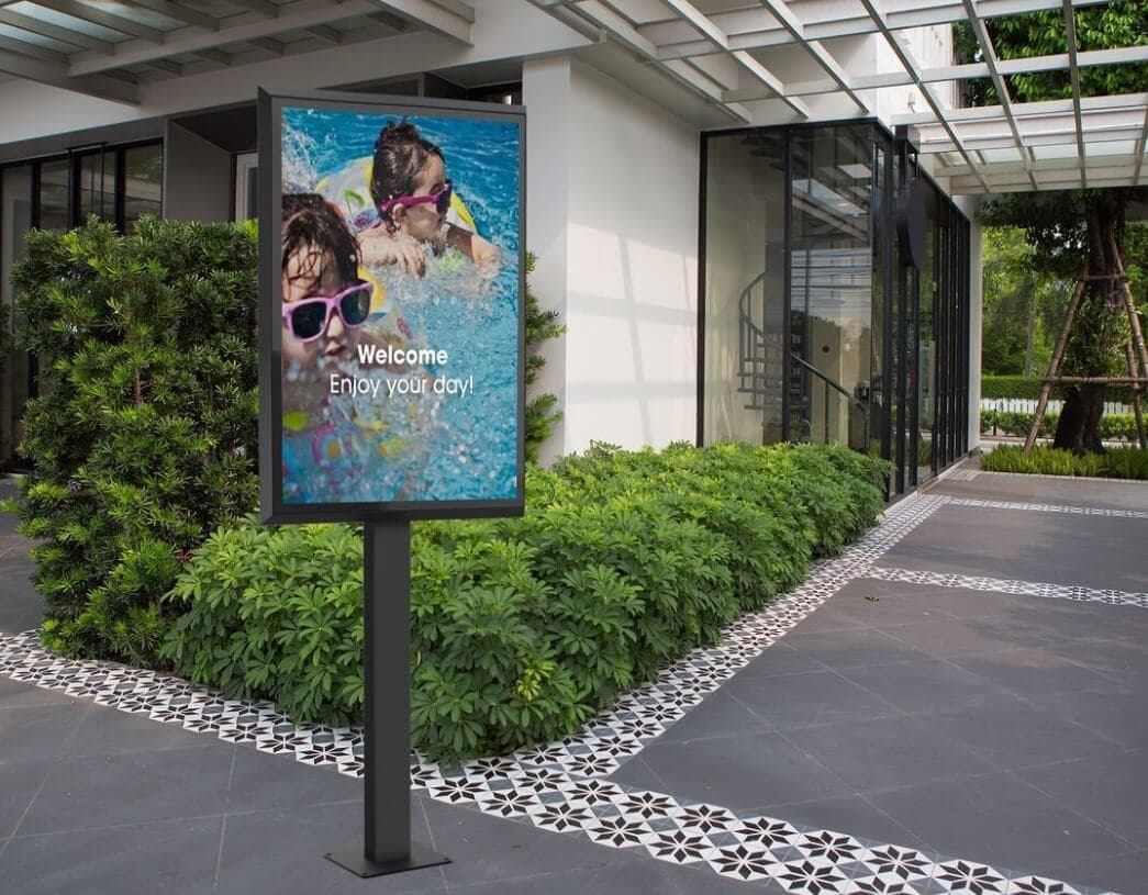 Kiosk outdoor pentru display LG 49XE4F-M, 49", Bezel 38.4 mm si rama Vogel's