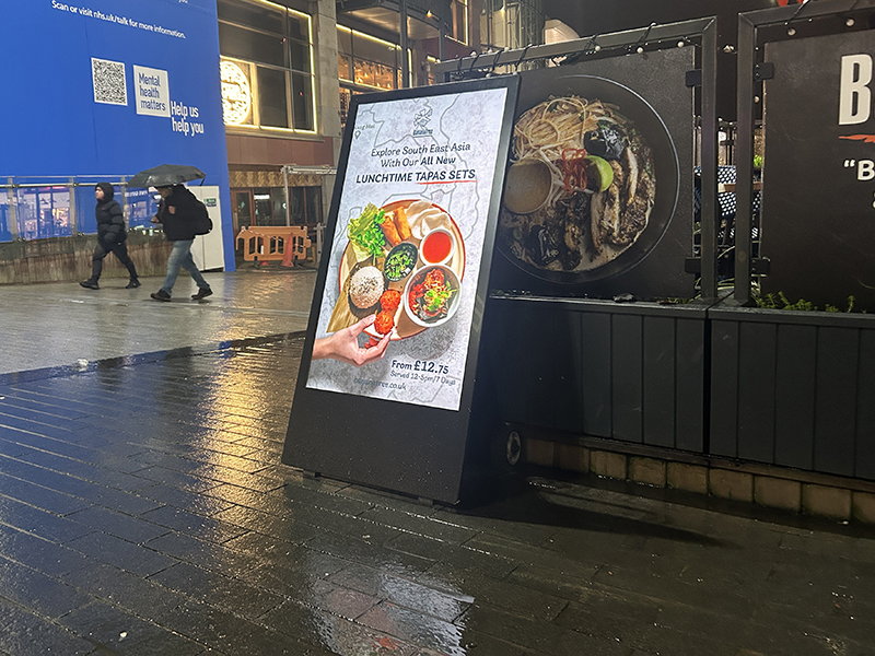 Display outdoor portabil ALSEE cu baterie pentru retail si HoReCa